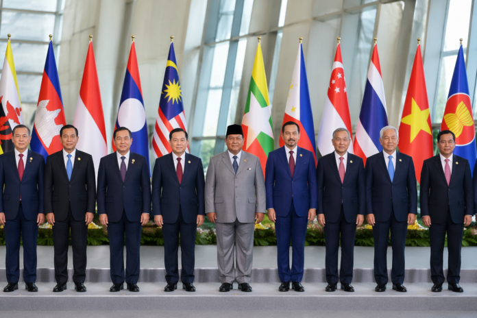 KTT ASEAN ke-48 - Prabowo Subianto berdiri bersama pemimpin ASEAN lainnya termasuk Sultan Brunei dan PM Kamboja dalam pembuka