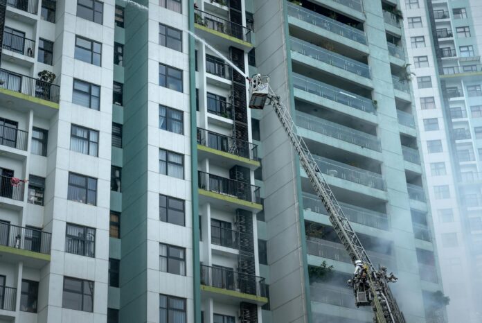 kebakaran kantor Terra Drone - Gedung kantor Terra Drone di Jakarta yang mengalami kebakaran dengan petugas pemadam kebakaran