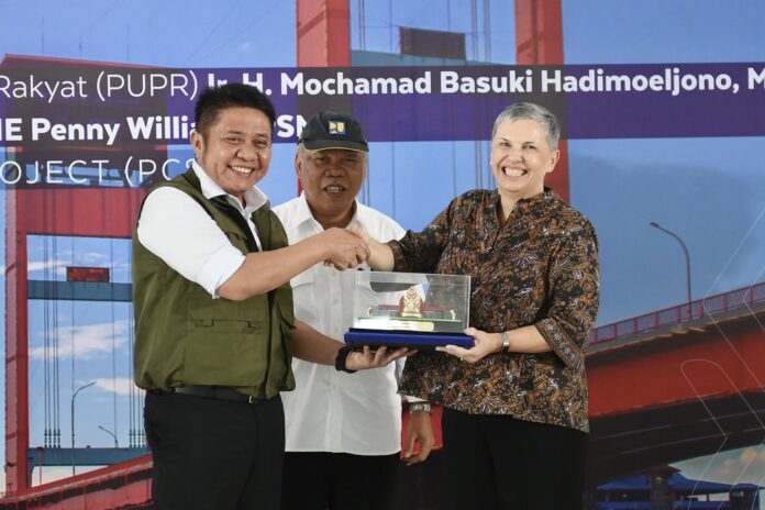Tim teknisi melakukan pemantauan sistem pengelolaan IPAL gedung kantor dengan peralatan monitoring di ruang kontrol instalasi