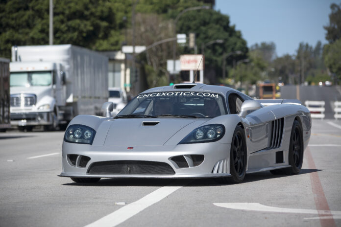Saleen S7 Paul Walker berwarna silver dengan kondisi eksterior mulus, dipamerkan di lelang otomotif dengan kilometer tempuh s